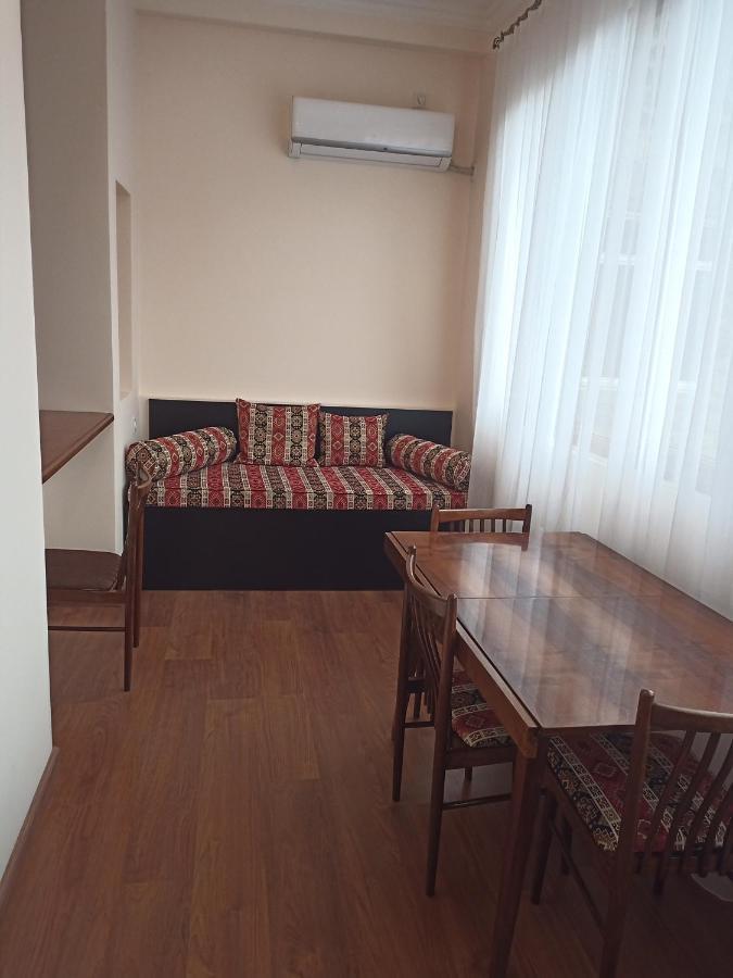 Spacious One Bedroom Apartment In The City Centre Erevan Exterior foto